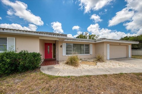 House in Belleair Bluffs, Florida 3 bedrooms, 157.93 sq.m. № 2393500