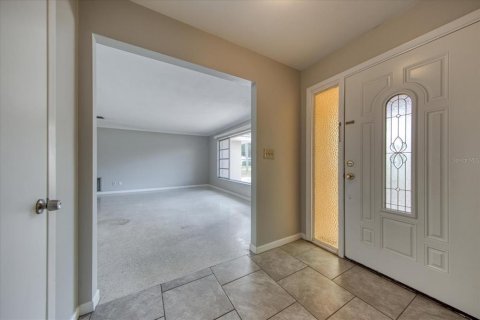 House in Belleair Bluffs, Florida 3 bedrooms, 157.93 sq.m. № 2393500 - photo 3