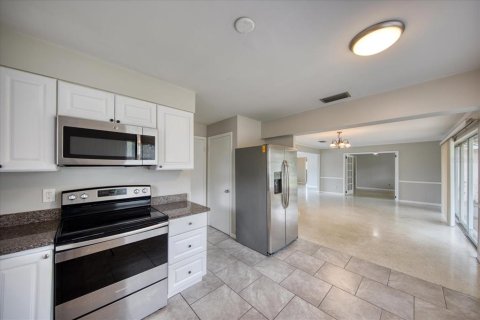 House in Belleair Bluffs, Florida 3 bedrooms, 157.93 sq.m. № 2393500 - photo 9