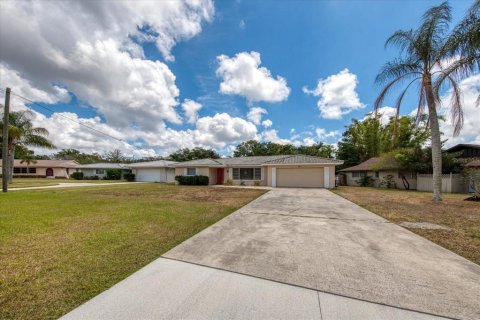 House in Belleair Bluffs, Florida 3 bedrooms, 157.93 sq.m. № 2393500 - photo 2