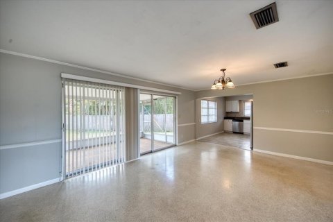 House in Belleair Bluffs, Florida 3 bedrooms, 157.93 sq.m. № 2393500 - photo 5