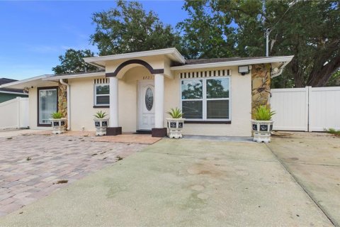House in Tampa, Florida 3 bedrooms, 137.5 sq.m. № 2195247 - photo 4