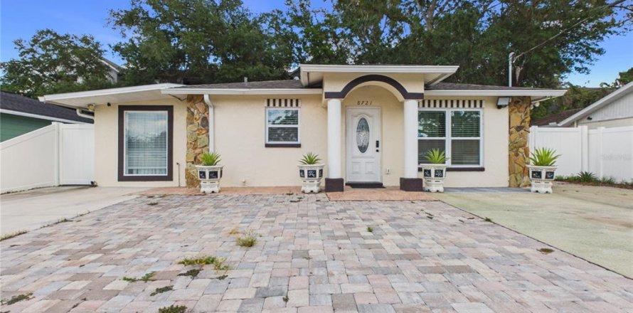 House in Tampa, Florida 3 bedrooms, 137.5 sq.m. № 2195247