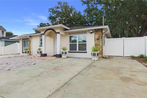 House in Tampa, Florida 3 bedrooms, 137.5 sq.m. № 2195247 - photo 7