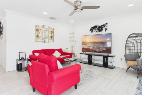 House in Tampa, Florida 3 bedrooms, 137.5 sq.m. № 2195247 - photo 10