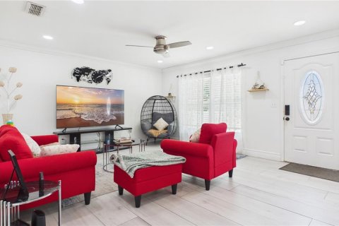 House in Tampa, Florida 3 bedrooms, 137.5 sq.m. № 2195247 - photo 9