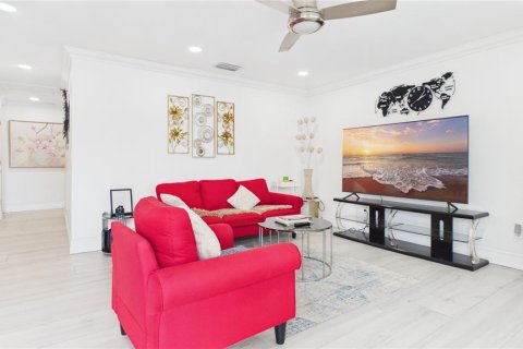 House in Tampa, Florida 3 bedrooms, 137.5 sq.m. № 2195247 - photo 11