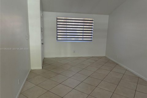 Touwnhouse à louer à Miami, Floride: 3 chambres, 140.47 m2 № 2025264 - photo 2