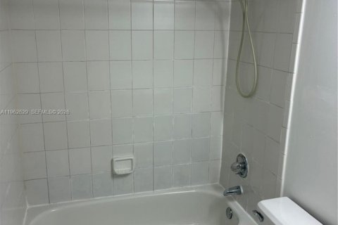 Touwnhouse à louer à Miami, Floride: 3 chambres, 140.47 m2 № 2025264 - photo 15