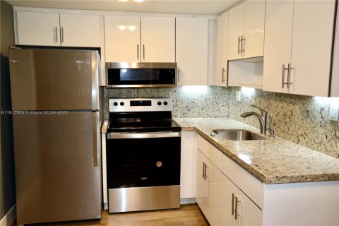Condominio en alquiler en Miami, Florida, 1 dormitorio, 51.28 m2 № 1969152 - foto 1