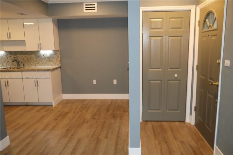 Condominio en alquiler en Miami, Florida, 1 dormitorio, 51.28 m2 № 1969152 - foto 4