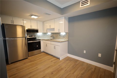 Condominio en alquiler en Miami, Florida, 1 dormitorio, 51.28 m2 № 1969152 - foto 3