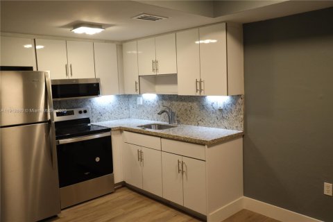 Condominio en alquiler en Miami, Florida, 1 dormitorio, 51.28 m2 № 1969152 - foto 2