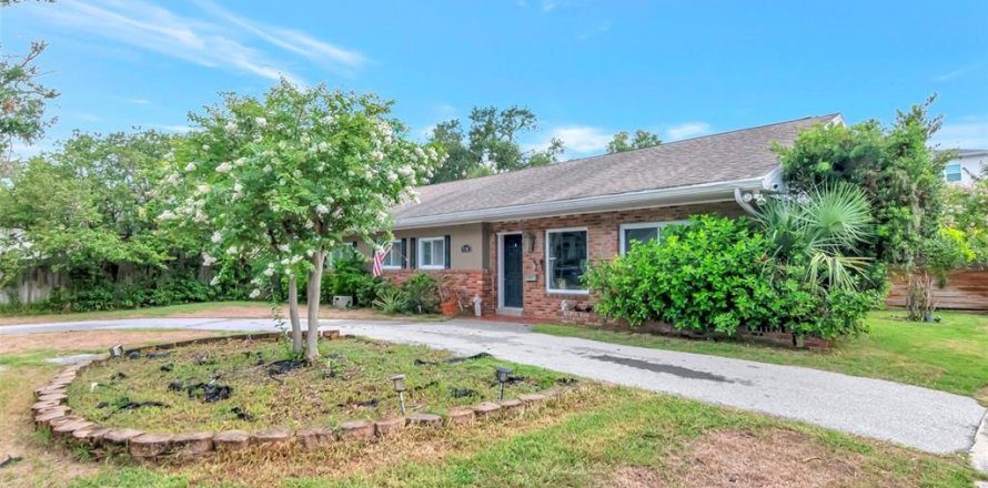 House in Tampa, Florida 3 bedrooms, 196.21 sq.m. № 1827085