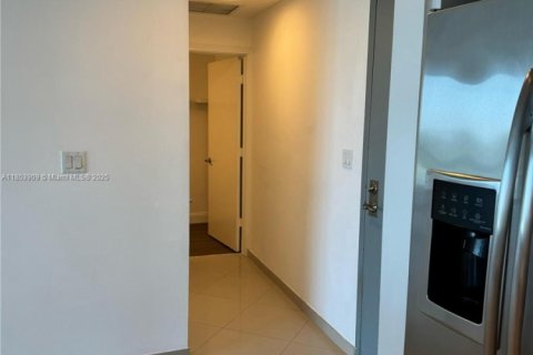 Condo in Miami, Florida, 1 bedroom  № 1871865 - photo 5