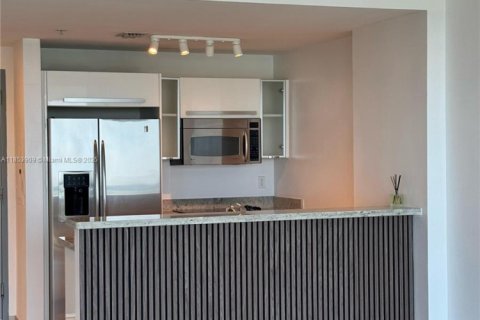 Condo in Miami, Florida, 1 bedroom  № 1871865 - photo 1