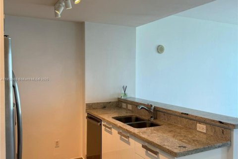 Condo in Miami, Florida, 1 bedroom  № 1871865 - photo 2
