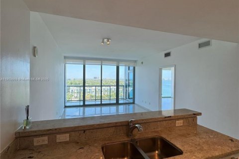 Condo in Miami, Florida, 1 bedroom  № 1871865 - photo 3