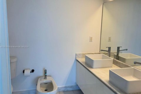 Condo in Miami, Florida, 1 bedroom  № 1871865 - photo 13