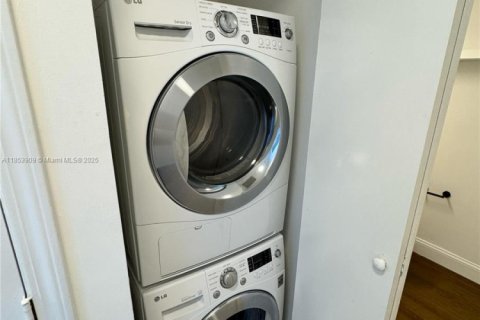 Condo in Miami, Florida, 1 bedroom  № 1871865 - photo 6