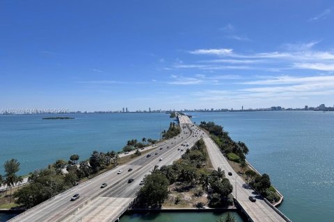 Condo in Miami, Florida, 1 bedroom  № 1871865 - photo 18