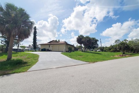 House in Punta Gorda, Florida 3 bedrooms, 167.22 sq.m. № 1785923 - photo 3