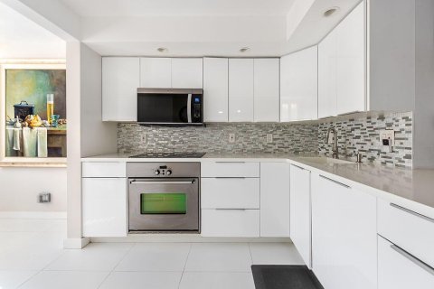 Condo in Deerfield Beach, Florida, 2 bedrooms № 2402430 - photo 4