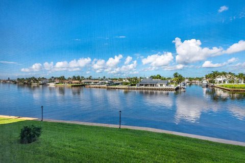Condo in Deerfield Beach, Florida, 2 bedrooms № 2402430 - photo 25