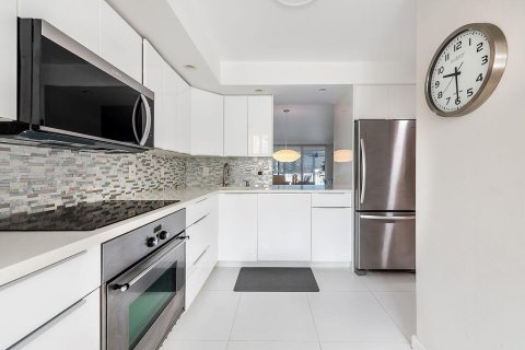 Condo in Deerfield Beach, Florida, 2 bedrooms № 2402430 - photo 6