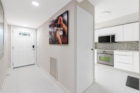 Condo in Deerfield Beach, Florida, 2 bedrooms № 2402430 - photo 2