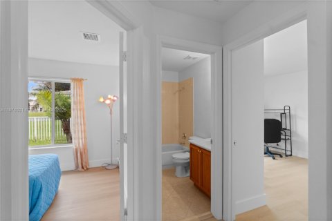House in Miramar, Florida 3 bedrooms, 125.42 sq.m. № 1922944 - photo 16