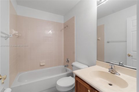 House in Miramar, Florida 3 bedrooms, 125.42 sq.m. № 1922944 - photo 18