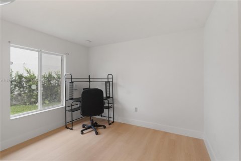 House in Miramar, Florida 3 bedrooms, 125.42 sq.m. № 1922944 - photo 19