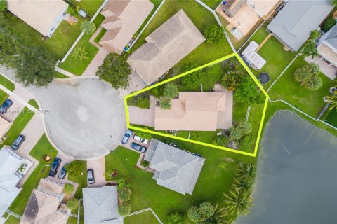 House in Miramar, Florida 3 bedrooms, 125.42 sq.m. № 1922944 - photo 28