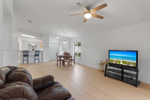 House in Miramar, Florida 3 bedrooms, 125.42 sq.m. № 1922944 - photo 7