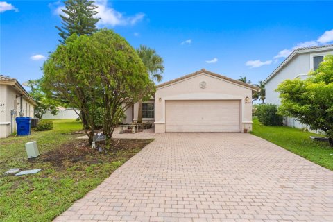House in Miramar, Florida 3 bedrooms, 125.42 sq.m. № 1922944 - photo 2