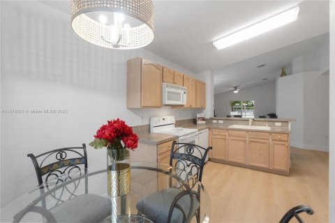 House in Miramar, Florida 3 bedrooms, 125.42 sq.m. № 1922944 - photo 12
