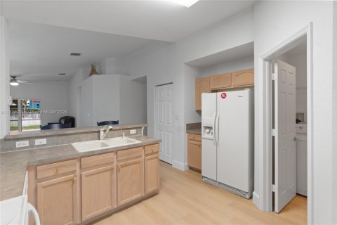 House in Miramar, Florida 3 bedrooms, 125.42 sq.m. № 1922944 - photo 14