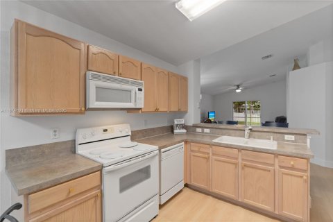 House in Miramar, Florida 3 bedrooms, 125.42 sq.m. № 1922944 - photo 13