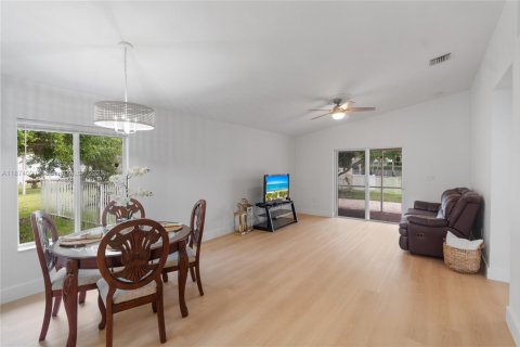 House in Miramar, Florida 3 bedrooms, 125.42 sq.m. № 1922944 - photo 5
