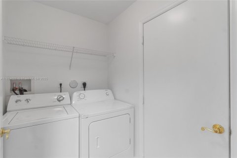House in Miramar, Florida 3 bedrooms, 125.42 sq.m. № 1922944 - photo 15