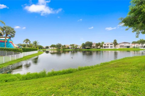House in Miramar, Florida 3 bedrooms, 125.42 sq.m. № 1922944 - photo 1