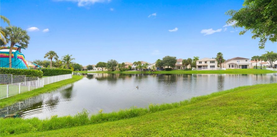 House in Miramar, Florida 3 bedrooms, 125.42 sq.m. № 1922944