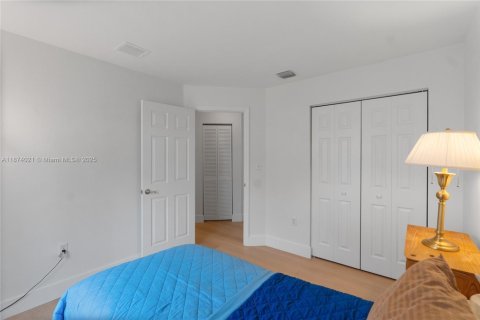 House in Miramar, Florida 3 bedrooms, 125.42 sq.m. № 1922944 - photo 17