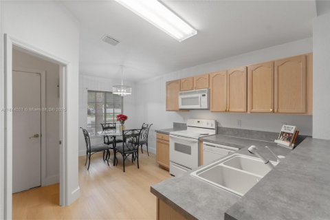 House in Miramar, Florida 3 bedrooms, 125.42 sq.m. № 1922944 - photo 10