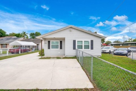 Commercial property in Orlando, Florida 4 bedrooms, 164.62 sq.m. № 2313144