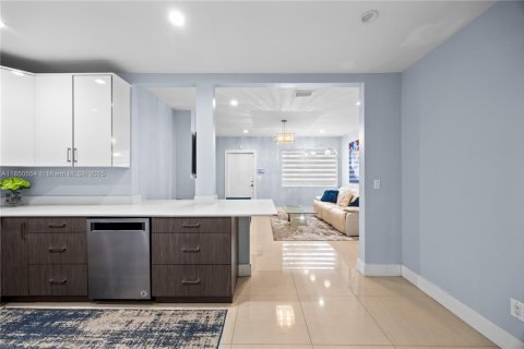 Casa en venta en Miami, Florida, 5 dormitorios, 178.84 m2 № 1857269 - foto 15