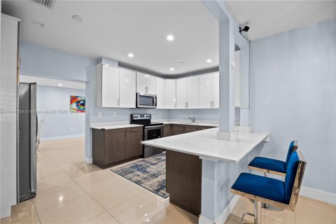Casa en venta en Miami, Florida, 5 dormitorios, 178.84 m2 № 1857269 - foto 14