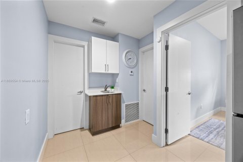 Casa en venta en Miami, Florida, 5 dormitorios, 178.84 m2 № 1857269 - foto 19