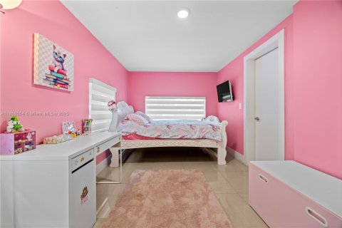 Casa en venta en Miami, Florida, 5 dormitorios, 178.84 m2 № 1857269 - foto 10